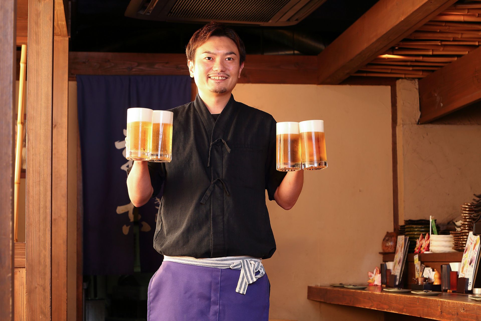 飲物を運ぶ男性スタッフ